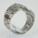 Reloj plateado con 2 manecillas y dial negro