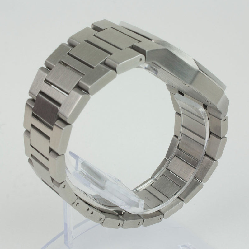 Reloj plateado con 2 manecillas y dial negro