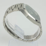 Reloj plateado con 2 manecillas y dial negro
