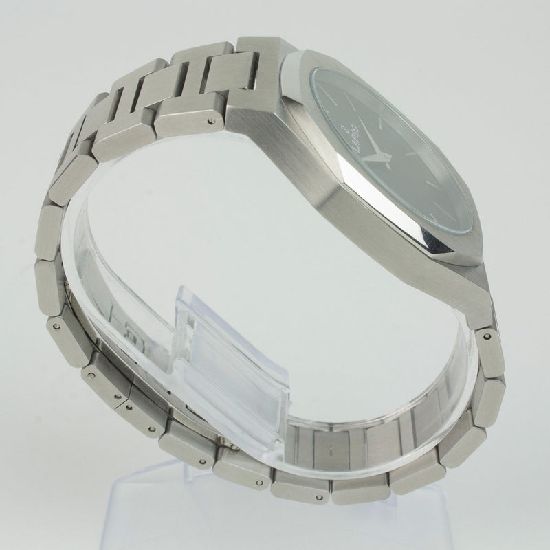 Reloj plateado con 2 manecillas y dial negro