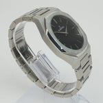 Reloj plateado con 2 manecillas y dial negro