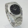 Reloj plateado con 2 manecillas y dial negro