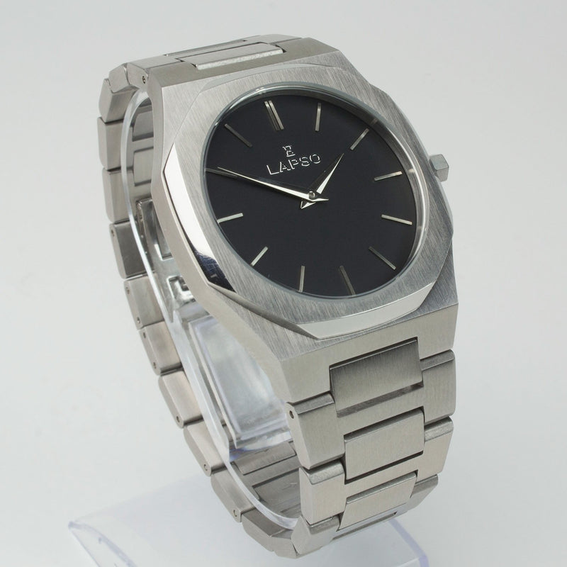 Reloj plateado con 2 manecillas y dial negro