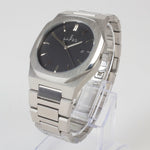 Reloj plateado con 3 manecillas y dial negro con fecha