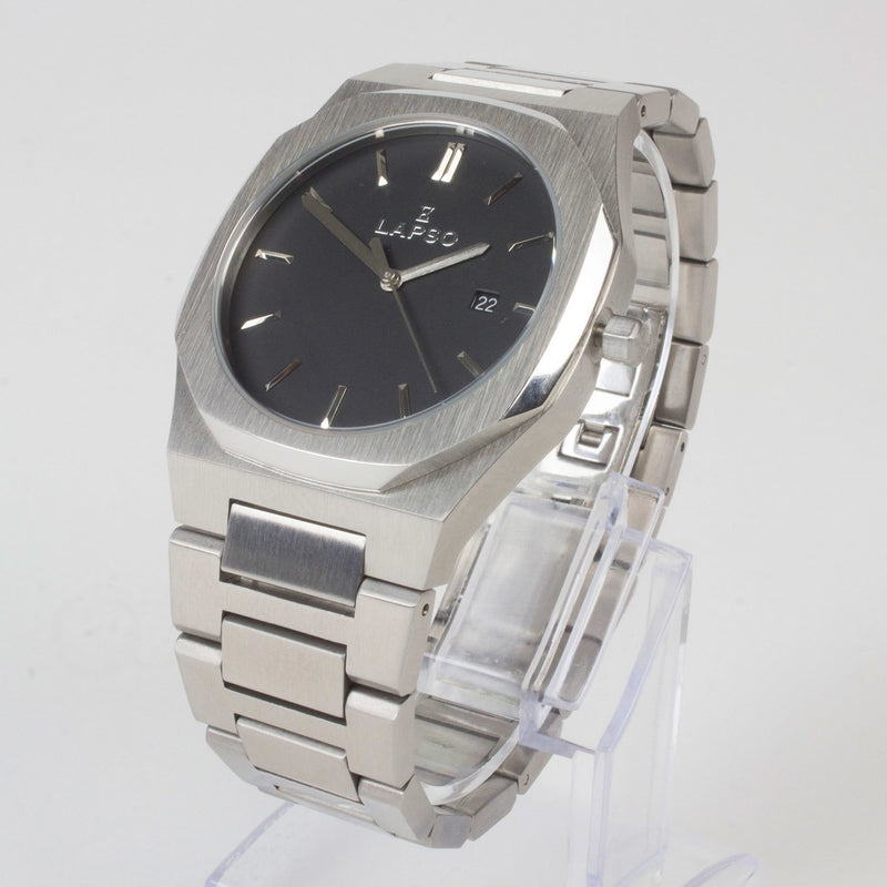 Reloj plateado con 3 manecillas y dial negro con fecha