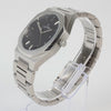 Reloj plateado con 3 manecillas y dial negro con fecha