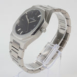 Reloj plateado con 3 manecillas y dial negro con fecha