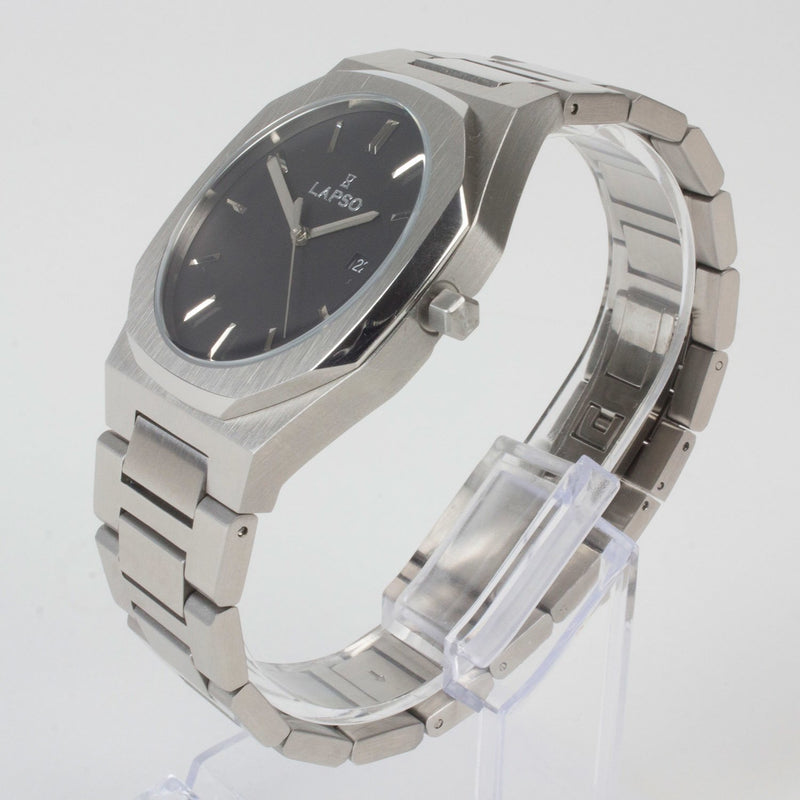 Reloj plateado con 3 manecillas y dial negro con fecha