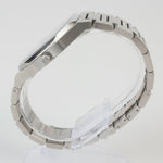 Reloj plateado con 3 manecillas y dial negro con fecha