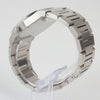 Reloj plateado con 3 manecillas y dial negro con fecha