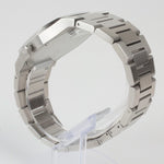 Reloj plateado con 3 manecillas y dial negro con fecha
