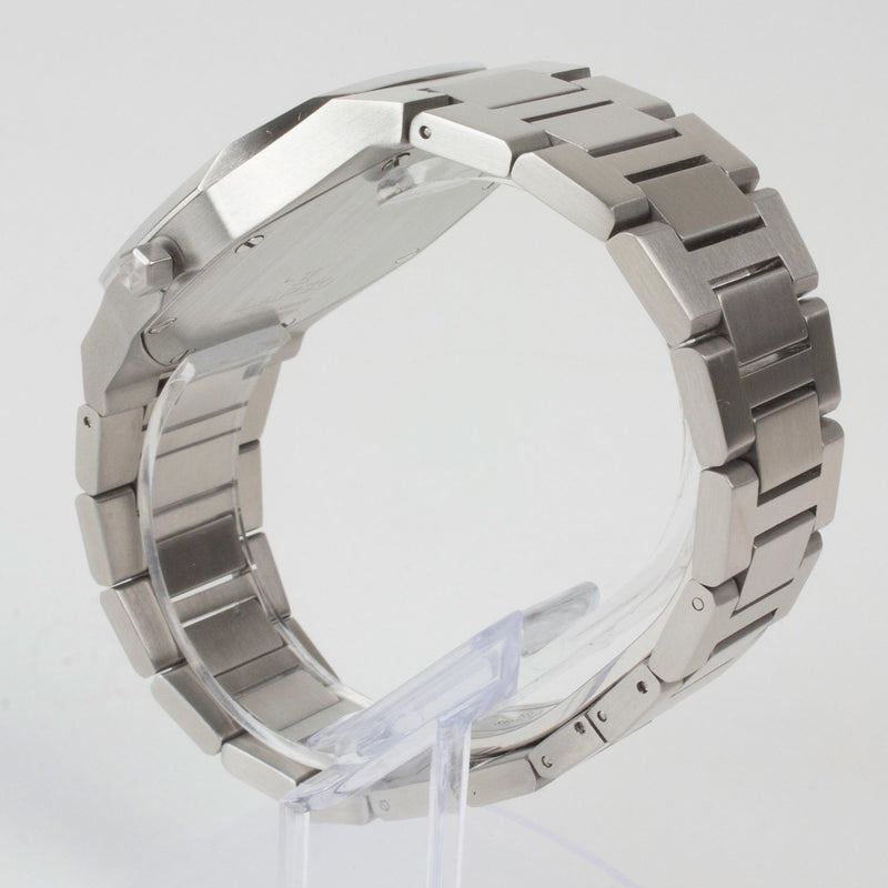 Reloj plateado con 3 manecillas y dial negro con fecha
