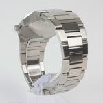 Reloj plateado con 3 manecillas y dial negro con fecha