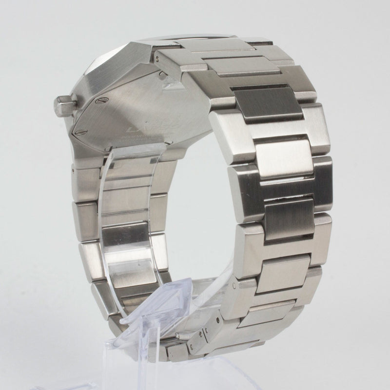 Reloj plateado con 3 manecillas y dial negro con fecha