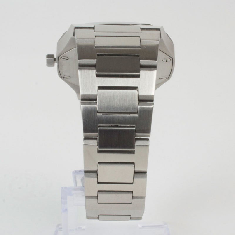 Reloj plateado con 3 manecillas y dial negro con fecha