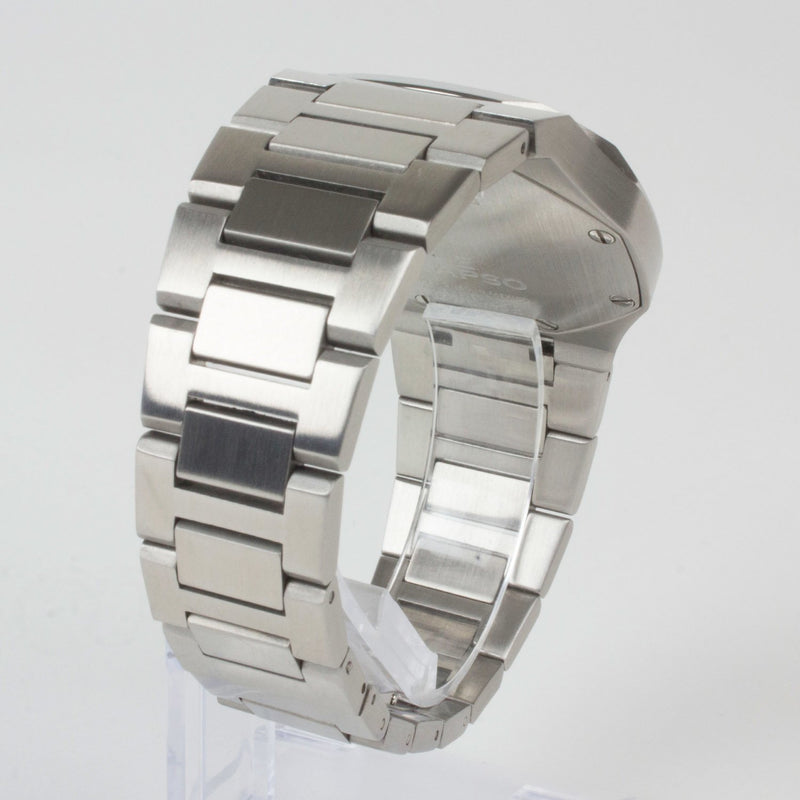 Reloj plateado con 3 manecillas y dial negro con fecha