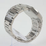 Reloj plateado con 3 manecillas y dial negro con fecha