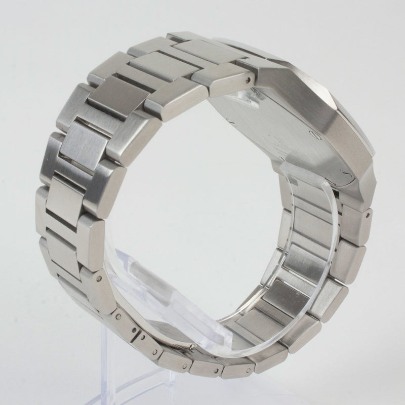 Reloj plateado con 3 manecillas y dial negro con fecha