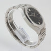 Reloj plateado con 3 manecillas y dial negro con fecha