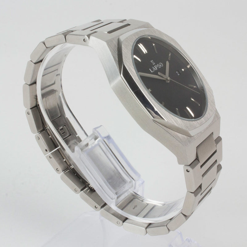 Reloj plateado con 3 manecillas y dial negro con fecha