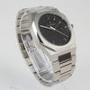 Reloj plateado con 3 manecillas y dial negro con fecha