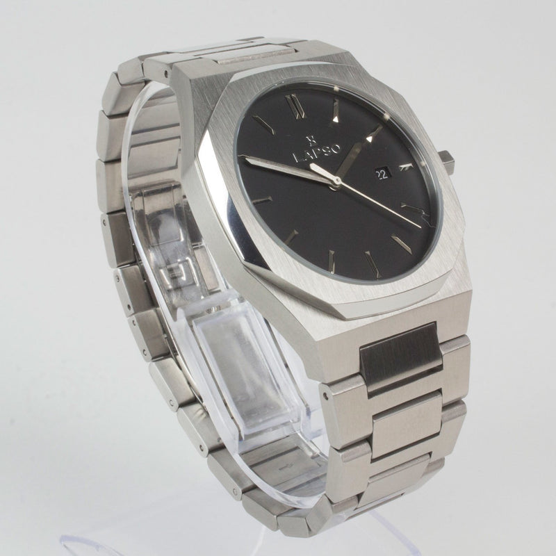 Reloj plateado con 3 manecillas y dial negro con fecha