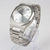 Reloj plateado con 2 manecillas y dial plateado con fecha