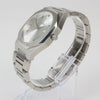 Reloj plateado con 2 manecillas y dial plateado con fecha