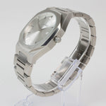 Reloj plateado con 2 manecillas y dial plateado con fecha