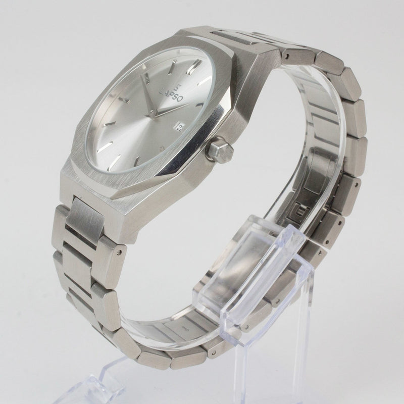 Reloj plateado con 2 manecillas y dial plateado con fecha