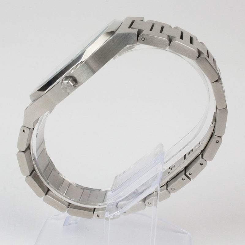 Reloj plateado con 2 manecillas y dial plateado con fecha