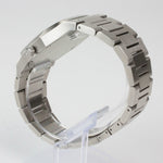 Reloj plateado con 2 manecillas y dial plateado con fecha