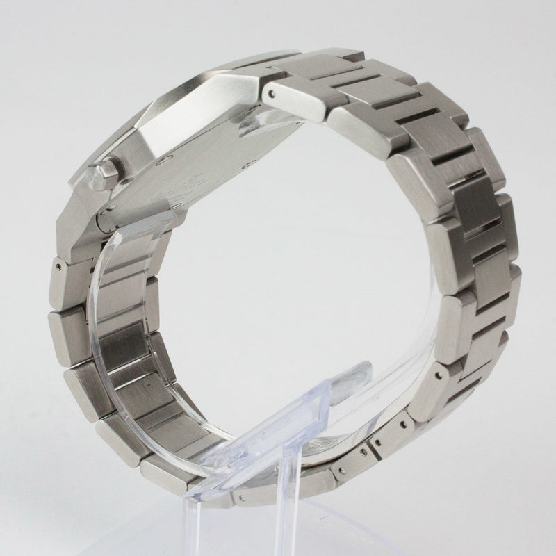 Reloj plateado con 2 manecillas y dial plateado con fecha