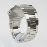 Reloj plateado con 2 manecillas y dial plateado con fecha