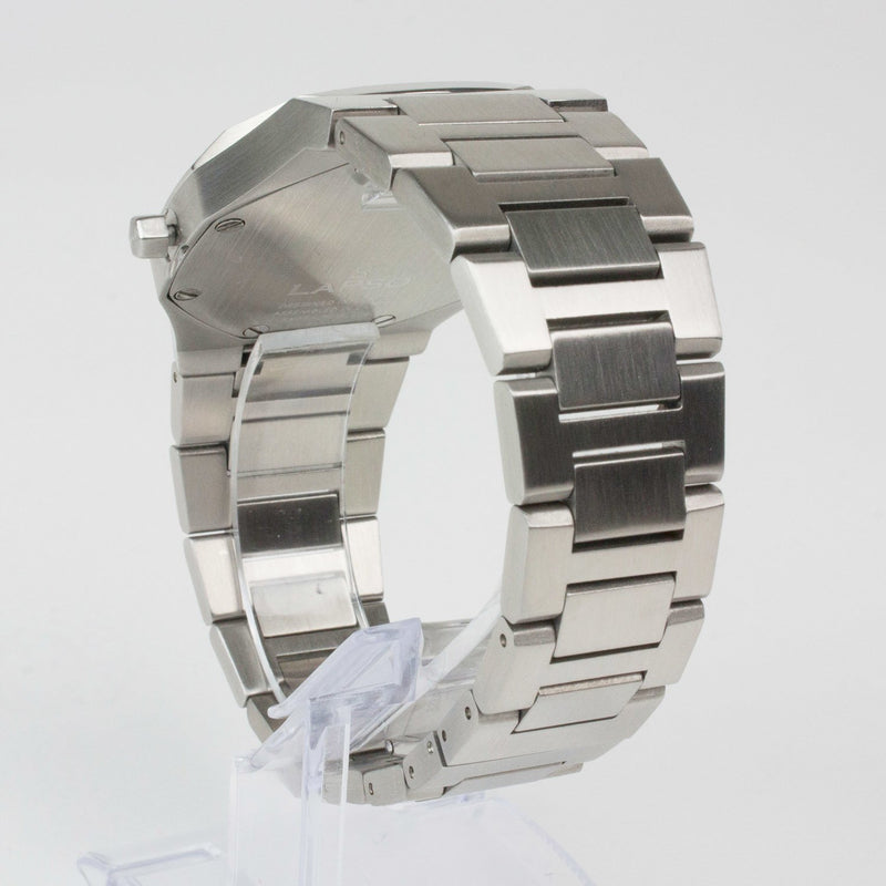 Reloj plateado con 2 manecillas y dial plateado con fecha