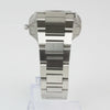 Reloj plateado con 2 manecillas y dial plateado con fecha