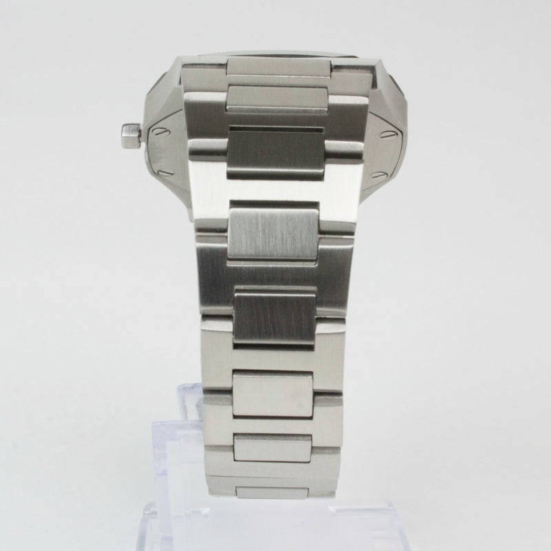 Reloj plateado con 2 manecillas y dial plateado con fecha