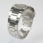 Reloj plateado con 2 manecillas y dial plateado con fecha