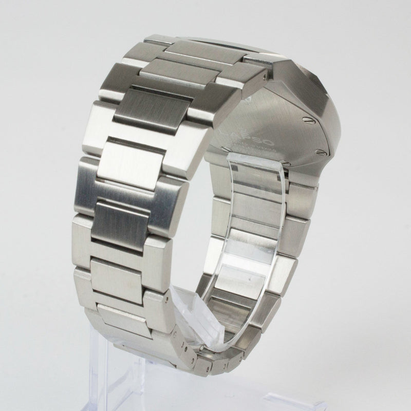Reloj plateado con 2 manecillas y dial plateado con fecha