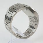 Reloj plateado con 2 manecillas y dial plateado con fecha