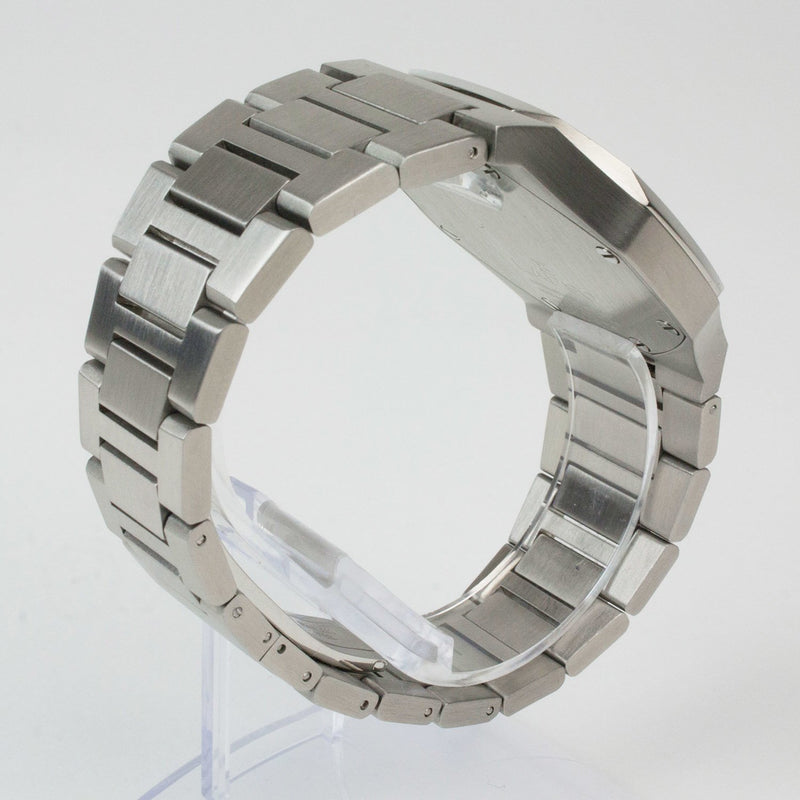 Reloj plateado con 2 manecillas y dial plateado con fecha