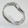 Reloj plateado con 2 manecillas y dial plateado con fecha