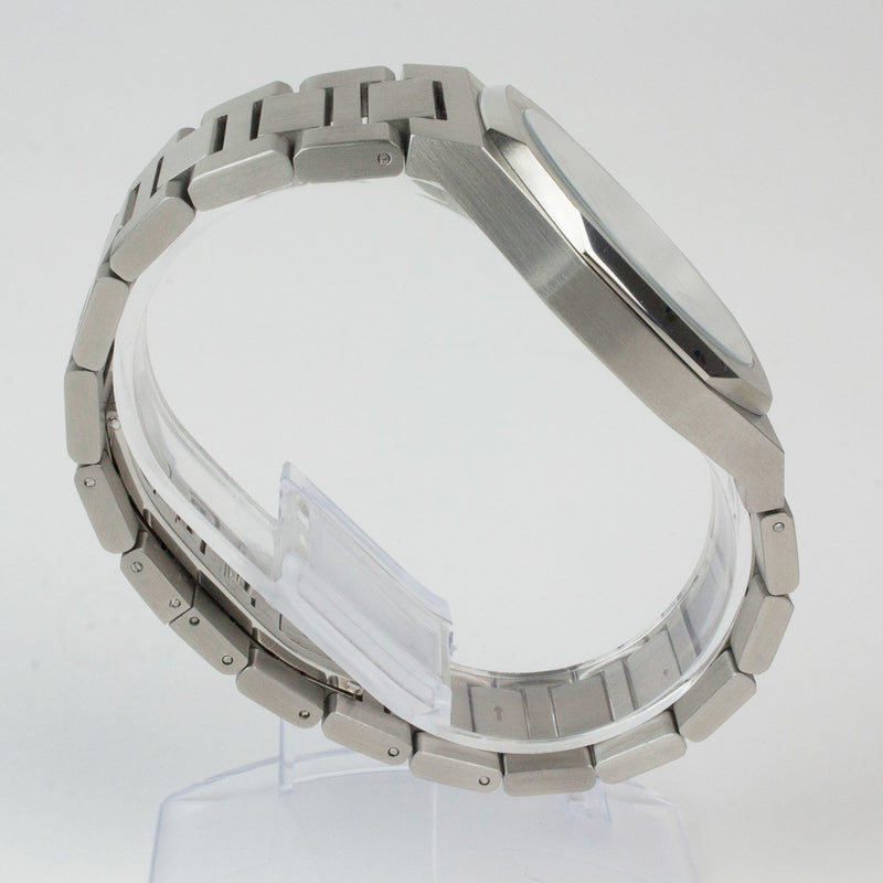 Reloj plateado con 2 manecillas y dial plateado con fecha