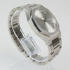Reloj plateado con 2 manecillas y dial plateado con fecha