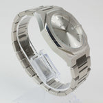 Reloj plateado con 2 manecillas y dial plateado con fecha
