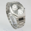 Reloj plateado con 2 manecillas y dial plateado con fecha
