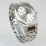 Reloj plateado con 2 manecillas y dial plateado con fecha