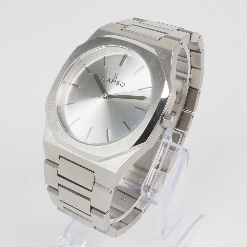 Reloj plateado con 3 manecillas y dial plateado