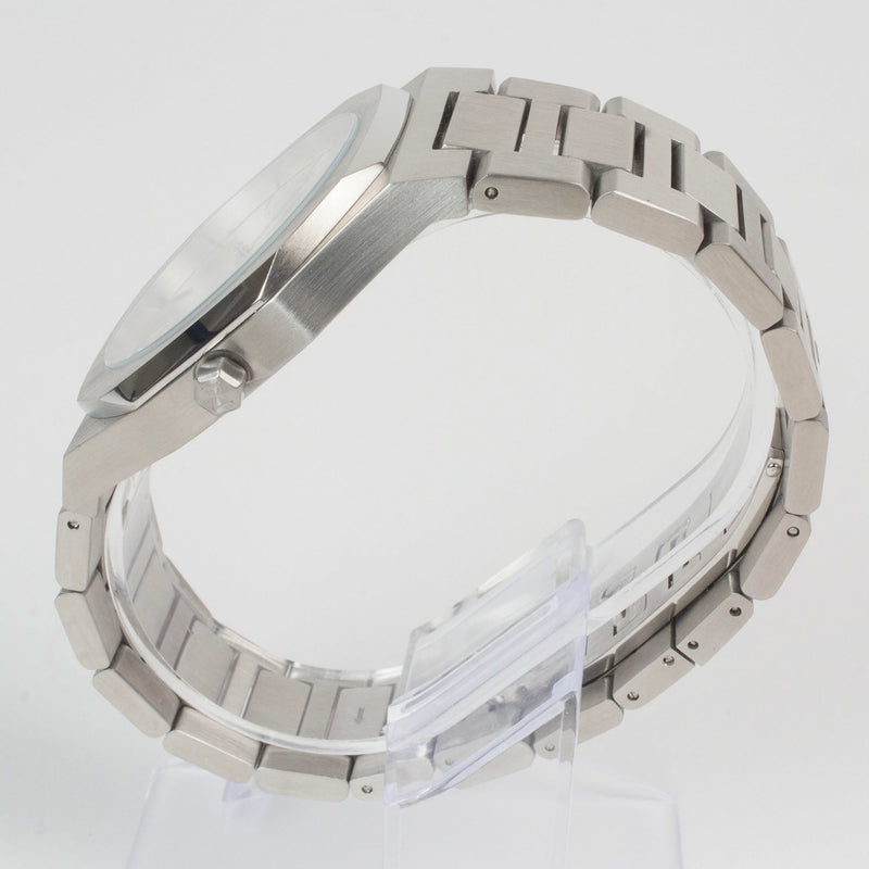 Reloj plateado con 3 manecillas y dial plateado