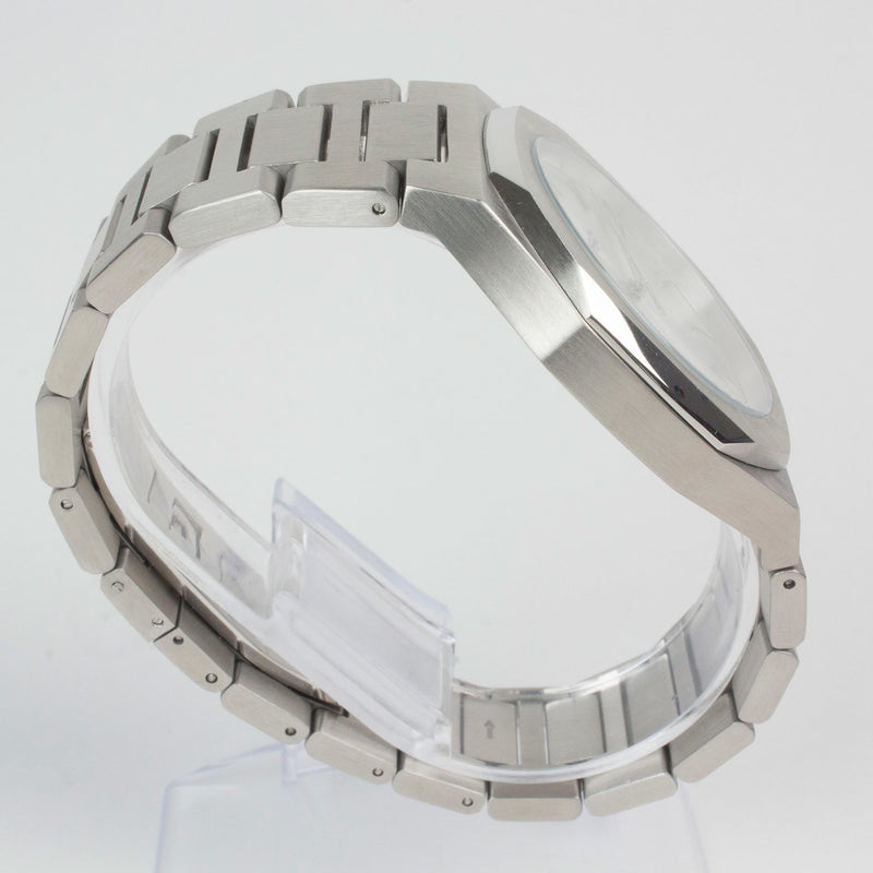 Reloj plateado con 3 manecillas y dial plateado